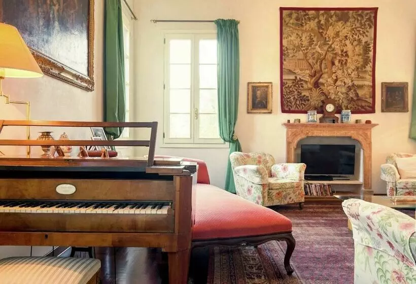 Hotelli Historic Venetian Style Castle In Piombino Dese With Pool