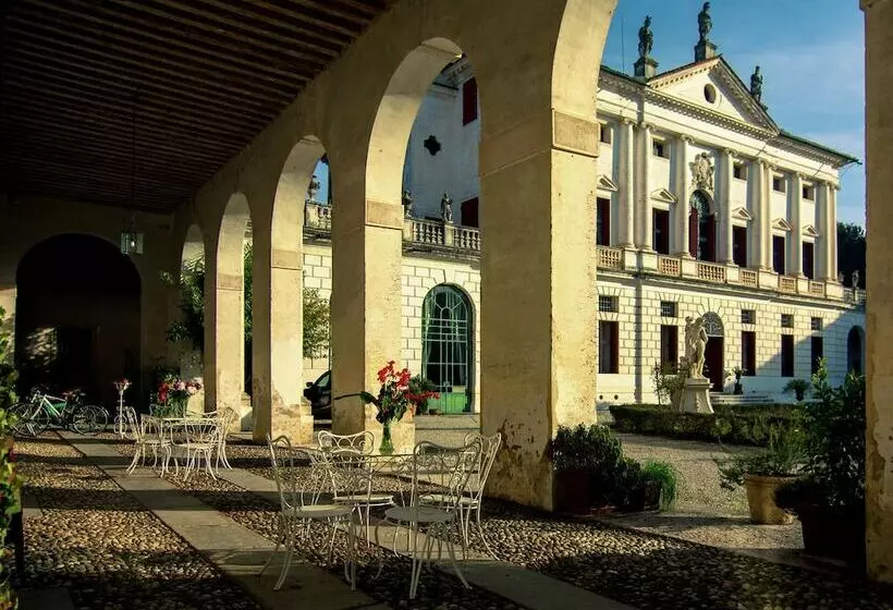 Hotelli Historic Venetian Style Castle In Piombino Dese With Pool