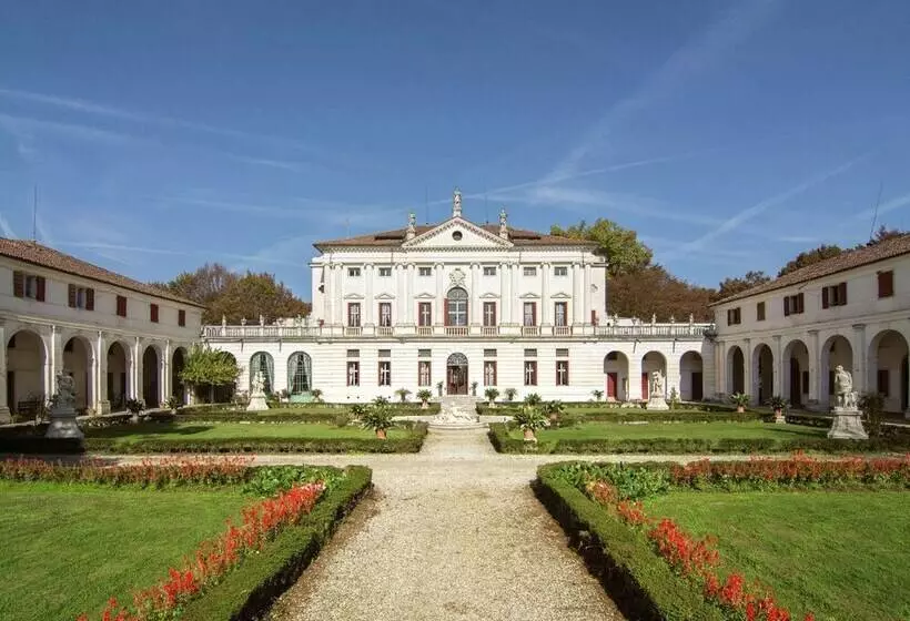 Hotelli Historic Venetian Style Castle In Piombino Dese With Pool