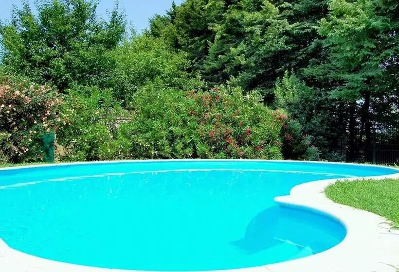 Hotelli Historic Venetian Style Castle In Piombino Dese With Pool