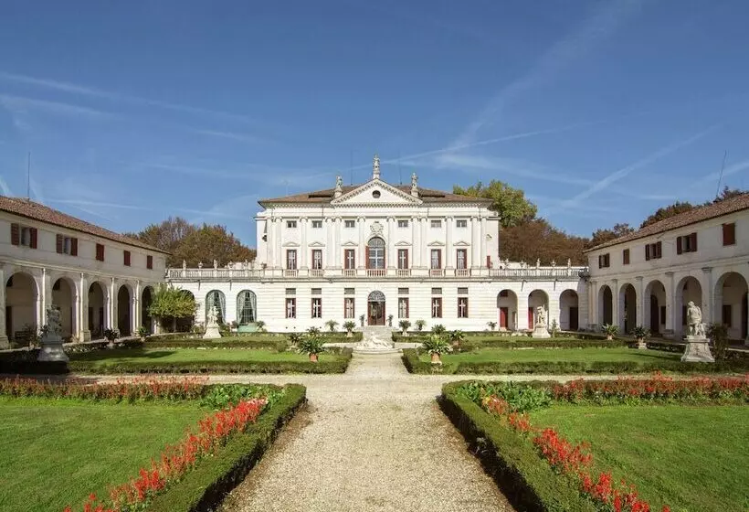 Hotelli Historic Venetian Style Castle In Piombino Dese With Pool