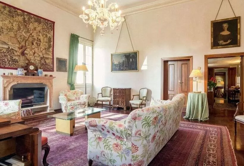 Hotelli Historic Venetian Style Castle In Piombino Dese With Pool