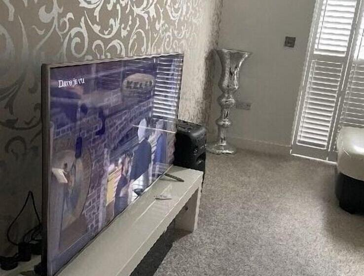 Residència Captivating 2 Bed House In Wolverhampton