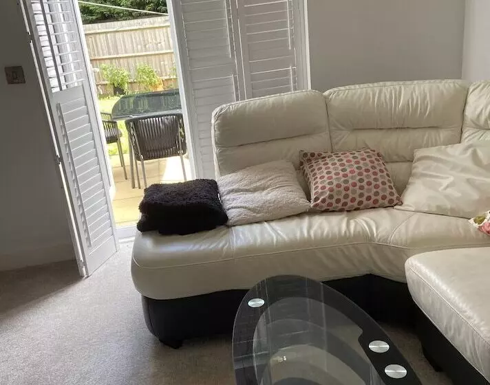 Residenssi Captivating 2 Bed House In Wolverhampton