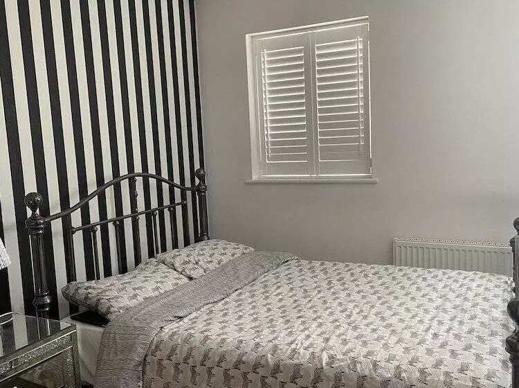 Residenssi Captivating 2 Bed House In Wolverhampton