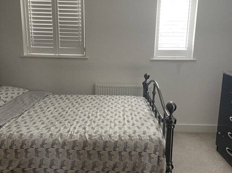 Residència Captivating 2 Bed House In Wolverhampton