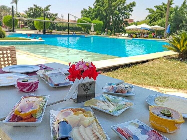 استراحتگاه Sakkara Country Club