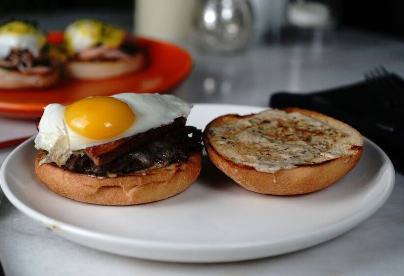 Cambria Hotel Detroit Downtown