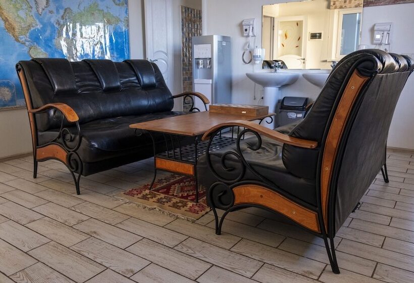 Chamberline Country Club   Hostel