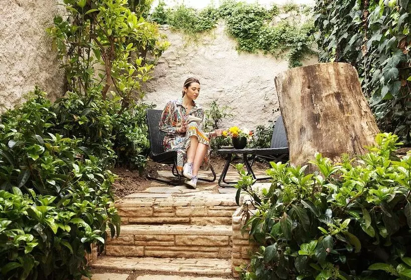 Cityzoe Athens Suites