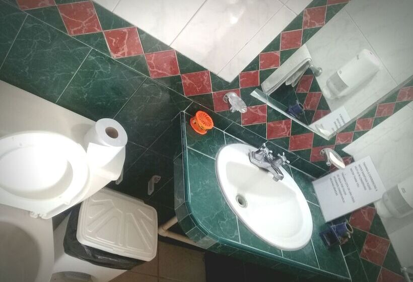 Hostal Garden House   Hostel