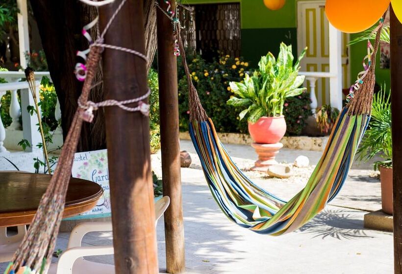 Hostal Garden House   Hostel