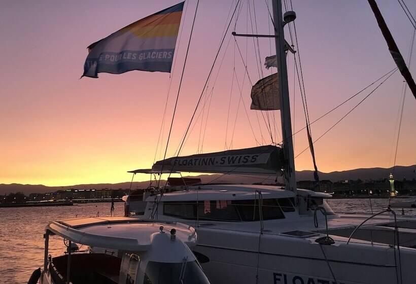 هتل Floatinn Boat Bnb