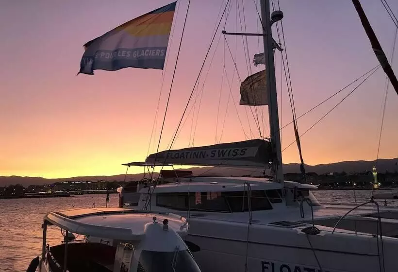 هتل Floatinn Boat Bnb