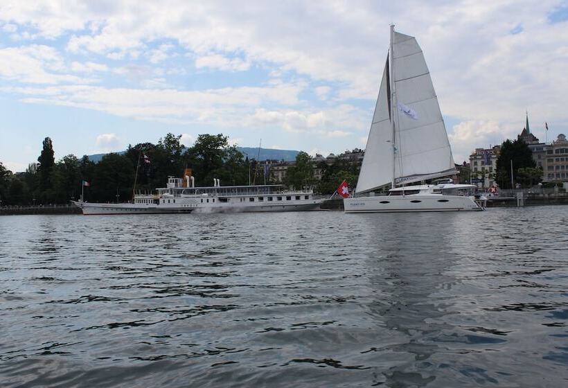 هتل Floatinn Boat Bnb