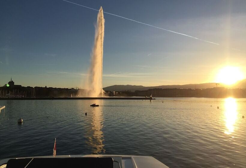 هتل Floatinn Boat Bnb