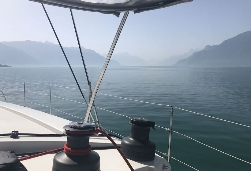 هتل Floatinn Boat Bnb