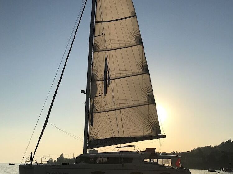 هتل Floatinn Boat Bnb