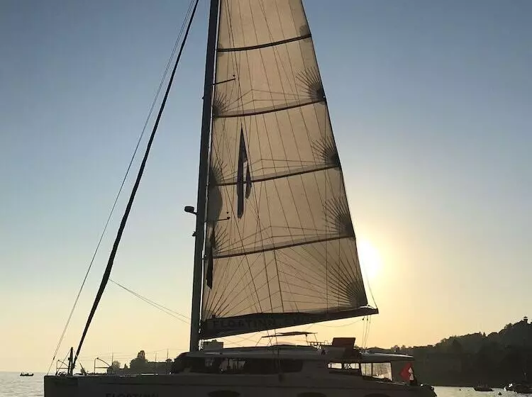 هتل Floatinn Boat Bnb