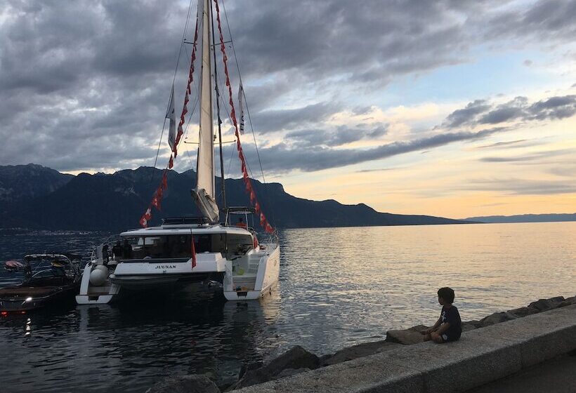 هتل Floatinn Boat Bnb