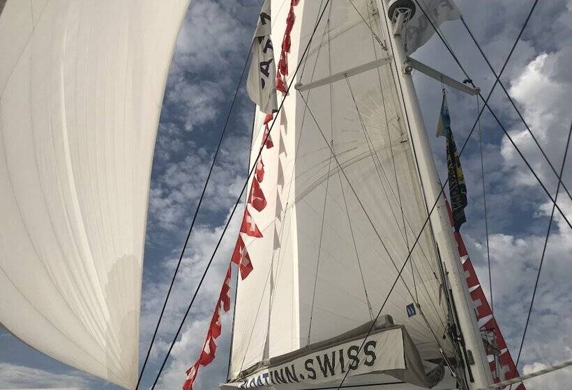 هتل Floatinn Boat Bnb