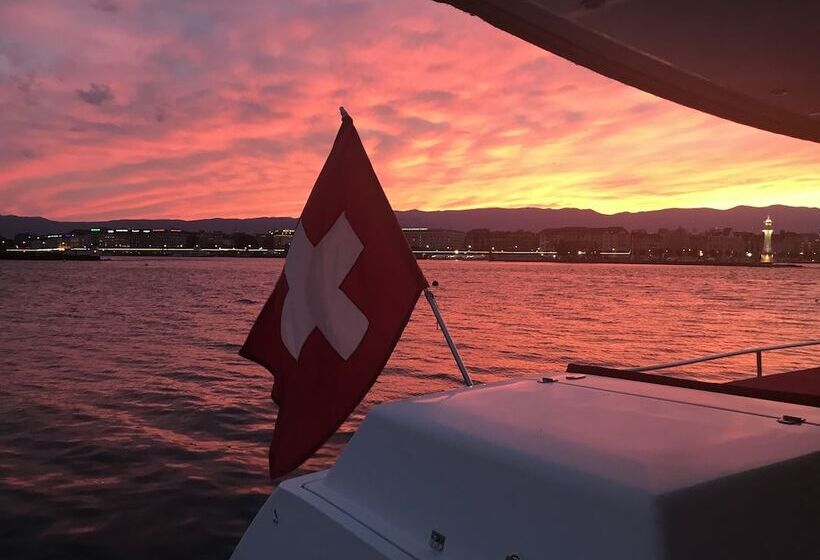 هتل Floatinn Boat Bnb