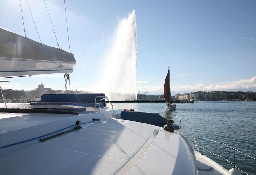 هتل Floatinn Boat Bnb