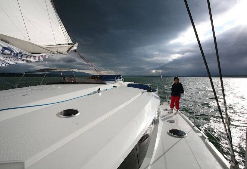 هتل Floatinn Boat Bnb