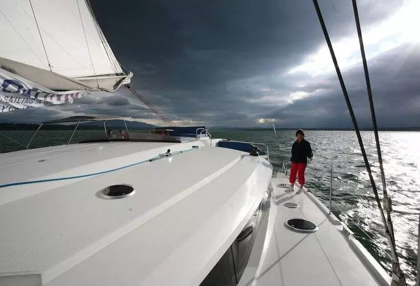 هتل Floatinn Boat Bnb
