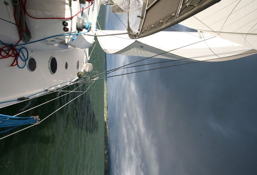 هتل Floatinn Boat Bnb