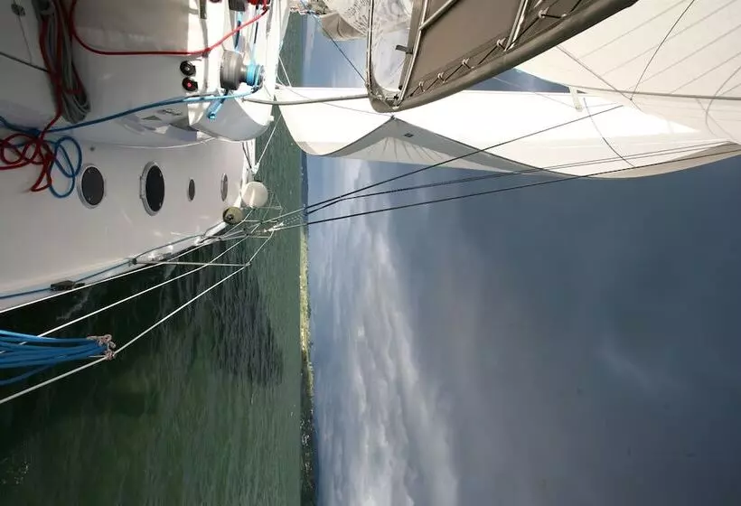 هتل Floatinn Boat Bnb