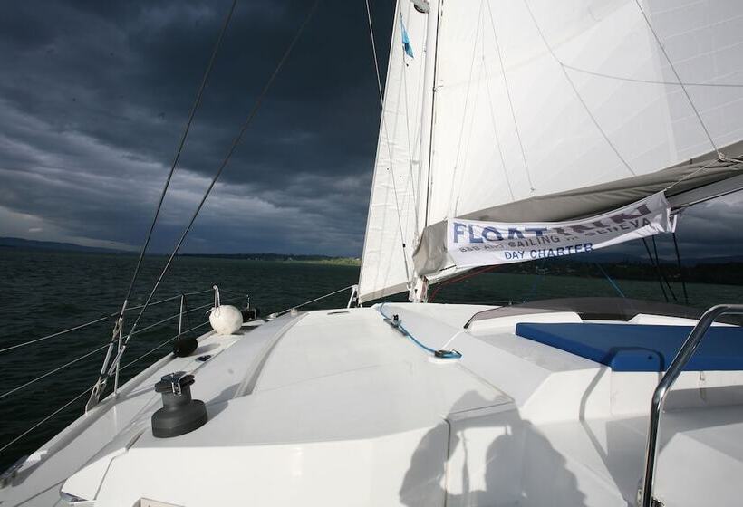 هتل Floatinn Boat Bnb