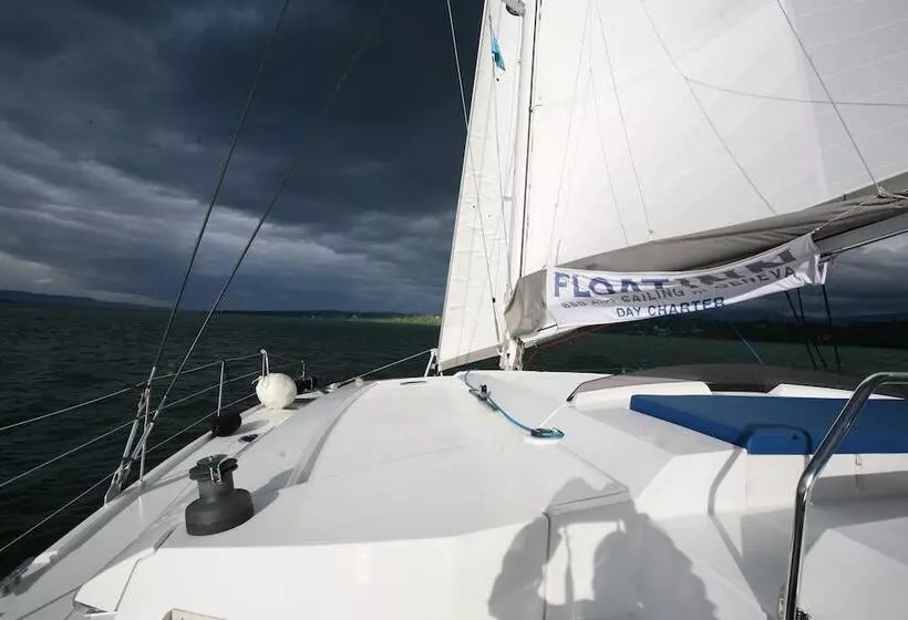 هتل Floatinn Boat Bnb