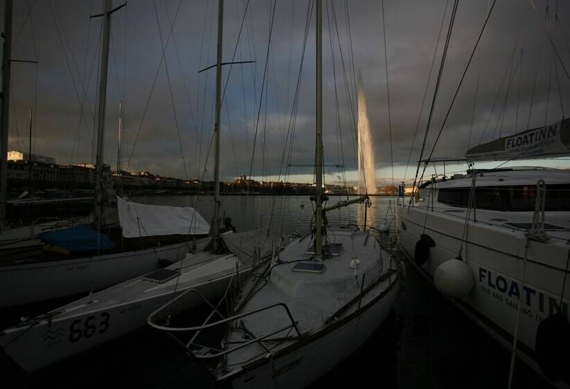 هتل Floatinn Boat Bnb