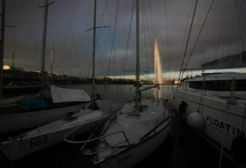 هتل Floatinn Boat Bnb
