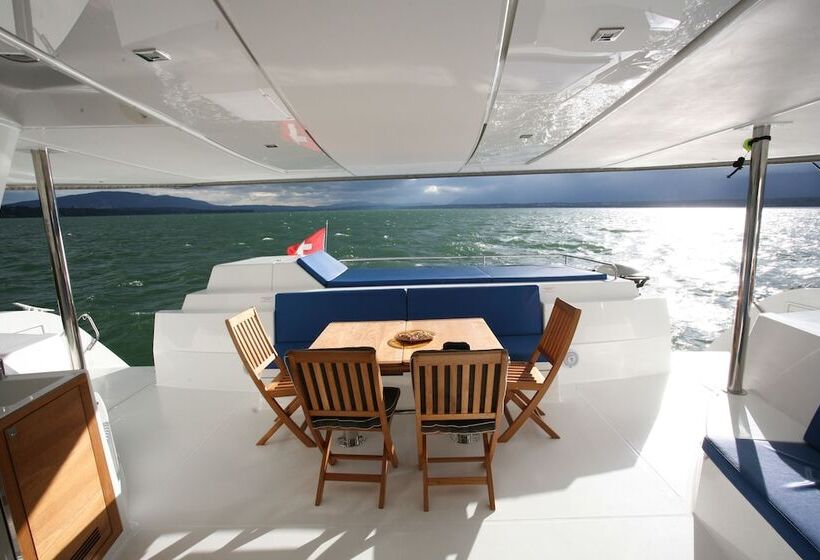 هتل Floatinn Boat Bnb