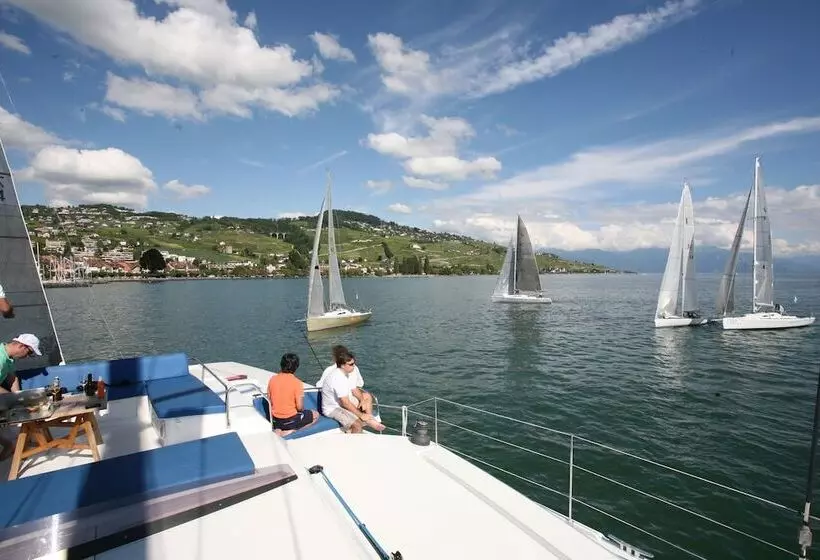 هتل Floatinn Boat Bnb