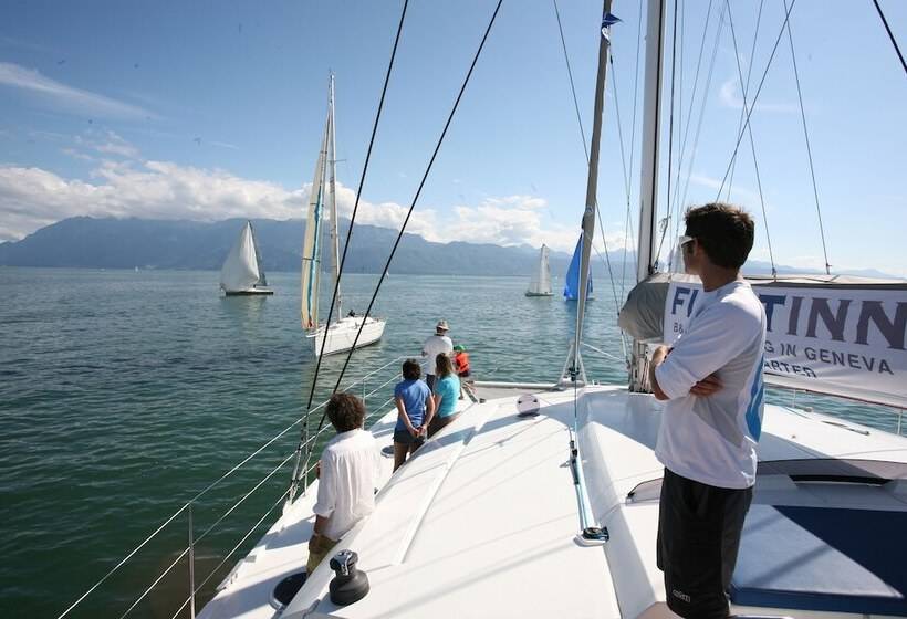 هتل Floatinn Boat Bnb