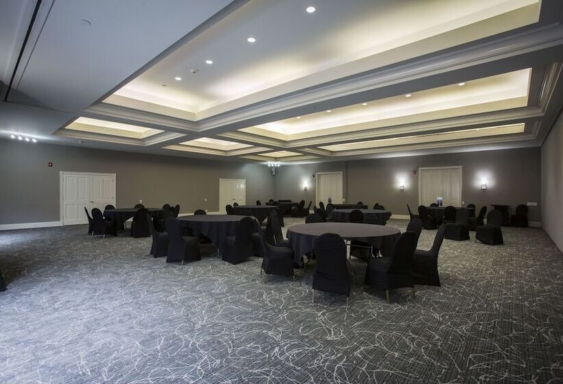 هتل Tampa Palms Country Club