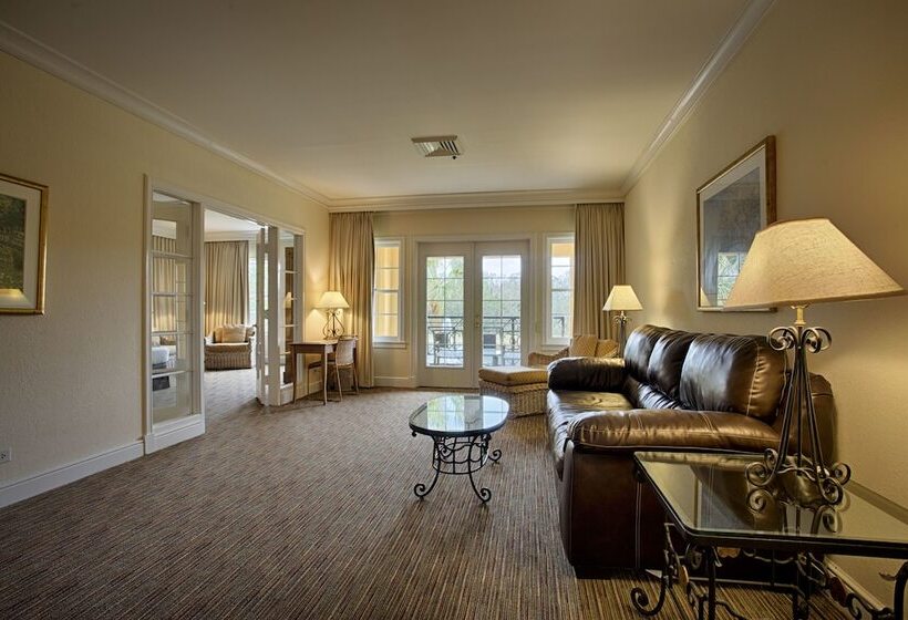 هتل Tampa Palms Country Club