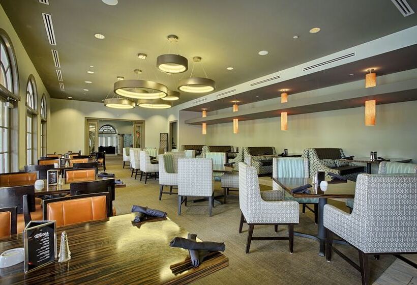 هتل Tampa Palms Country Club