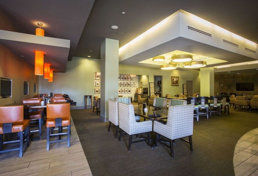 هتل Tampa Palms Country Club