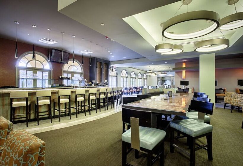 هتل Tampa Palms Country Club