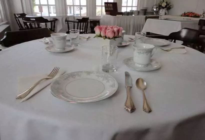 Hotelli Plymouth Inn