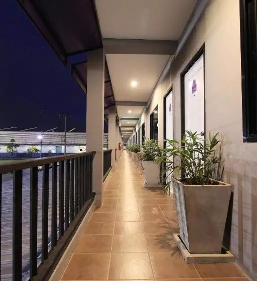 Eazy Motel B.a.n.g.n.a