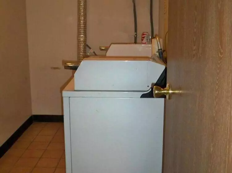 호텔 Economy Inn Wentzville