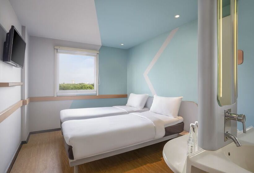 בית מלון כפרי Ibis Budget Jakarta Airport