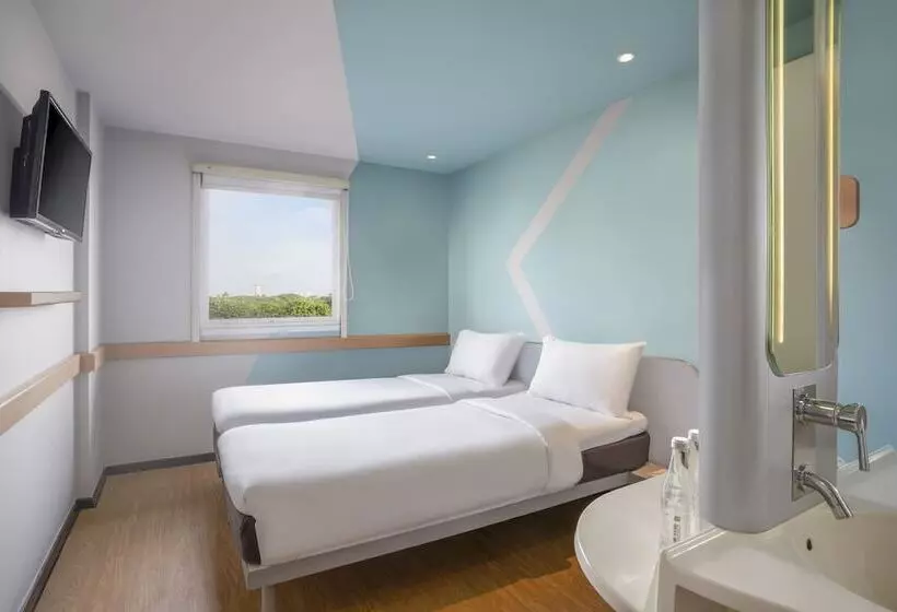 בית מלון כפרי Ibis Budget Jakarta Airport