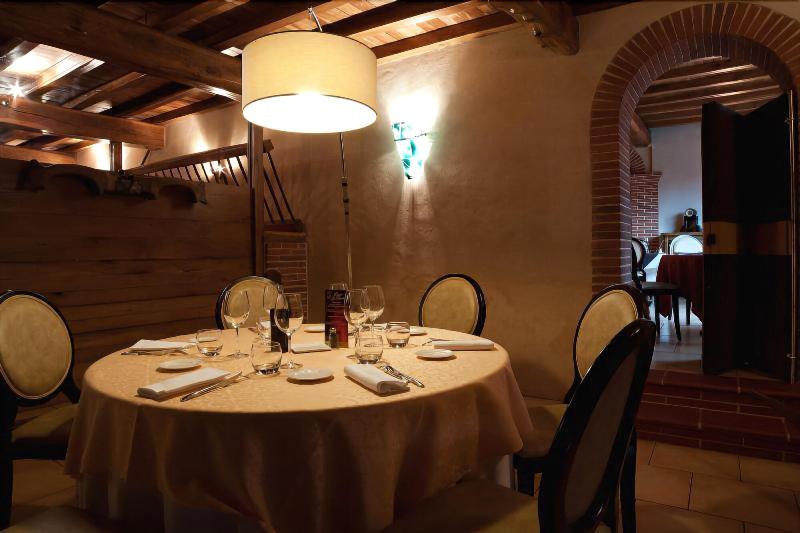 Отель Les Ecuries De La Tour