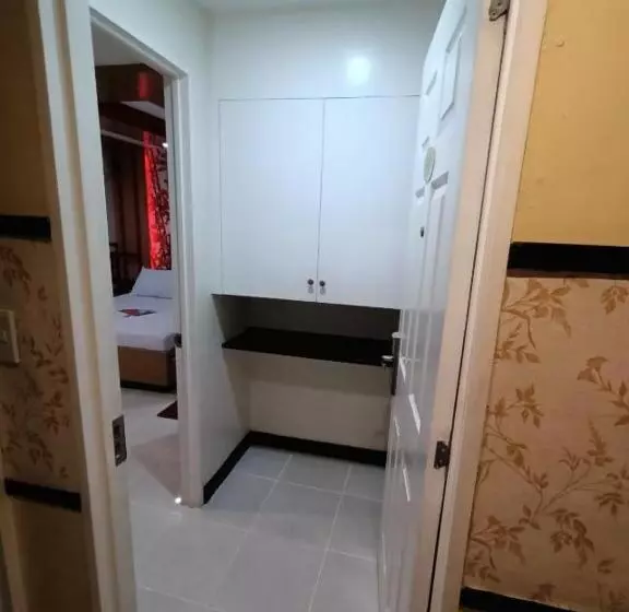 Hotel Sogo Monumento, Lrt Station